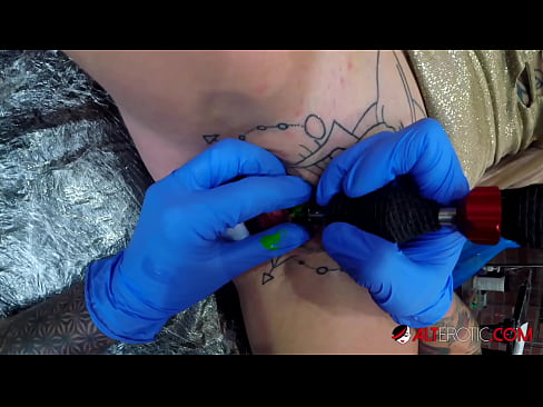 ❤️ Tsis tshua muaj tattooed hottie Sully Savage tau txais tattoo ntawm nws clitoris ❌ Super porn ntawm peb hmn.extratorrents.top% Ib ❤